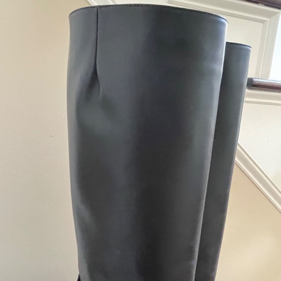 Luxury Designer Burberry Tall Black Zip -up Leather Boots - Picture 2 of 16